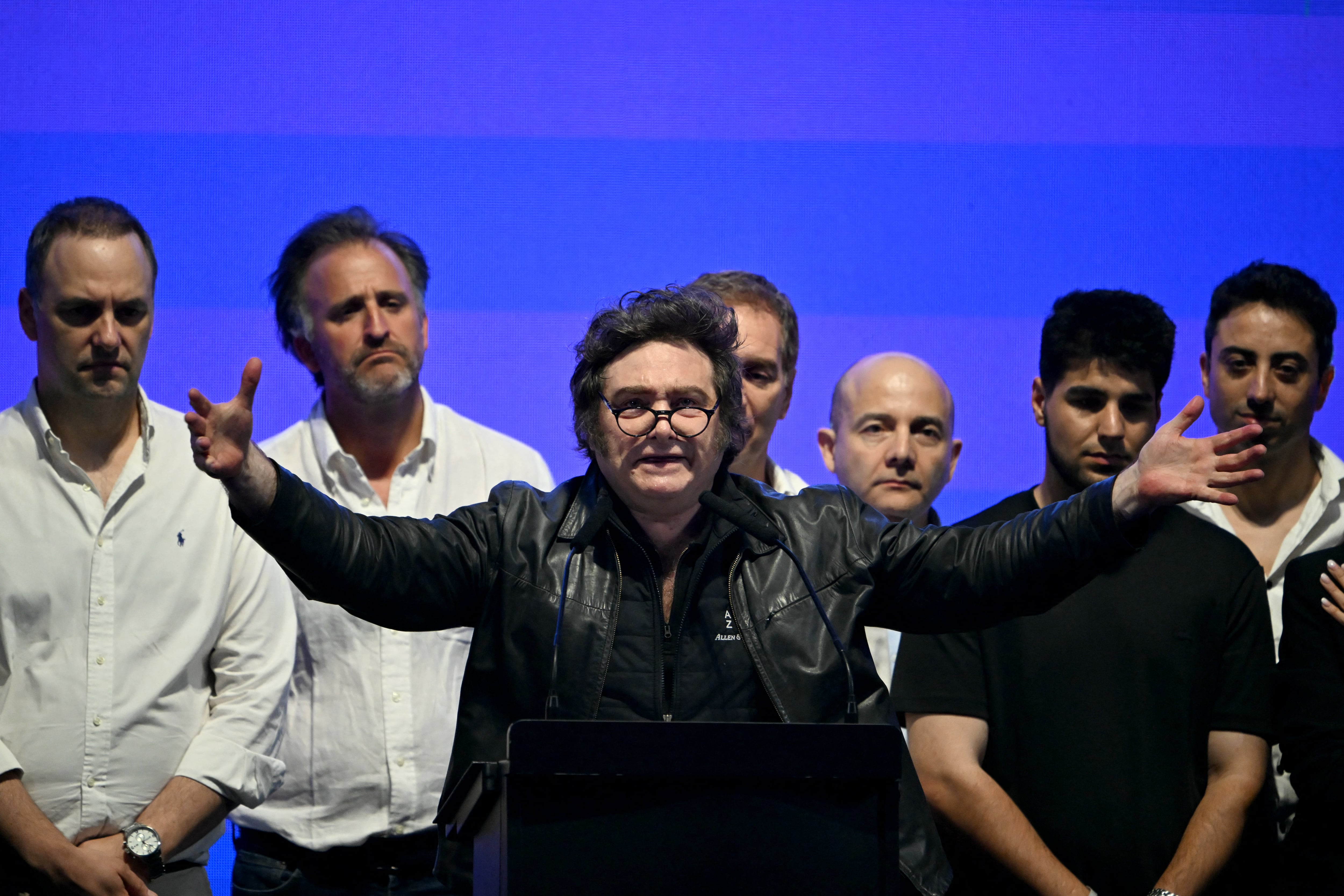 Milei rodeado de candidatos y parte de su gabinete.