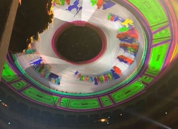 La cúpula del Colón, con los colores alterados por las luces.