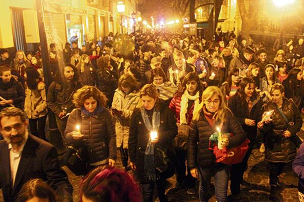 “La educación del pueblo no se vende, se defiende”, fue uno de los clásicos cantitos que se escucharon.