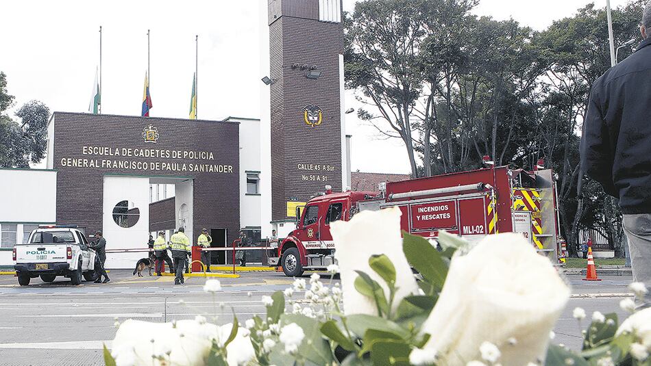 Tributo floral a las víctimas frente a la Academia General Santander de Bogotá, donde ocurrió la explosión.