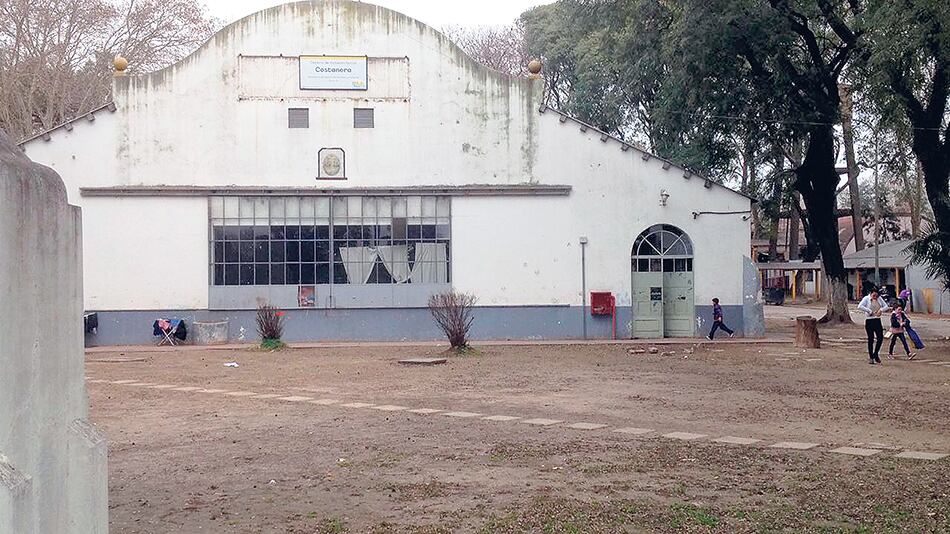 El Costanera Sur, tan frío como la calle, recibe a familias incluidos bebés, niñas y niños.
