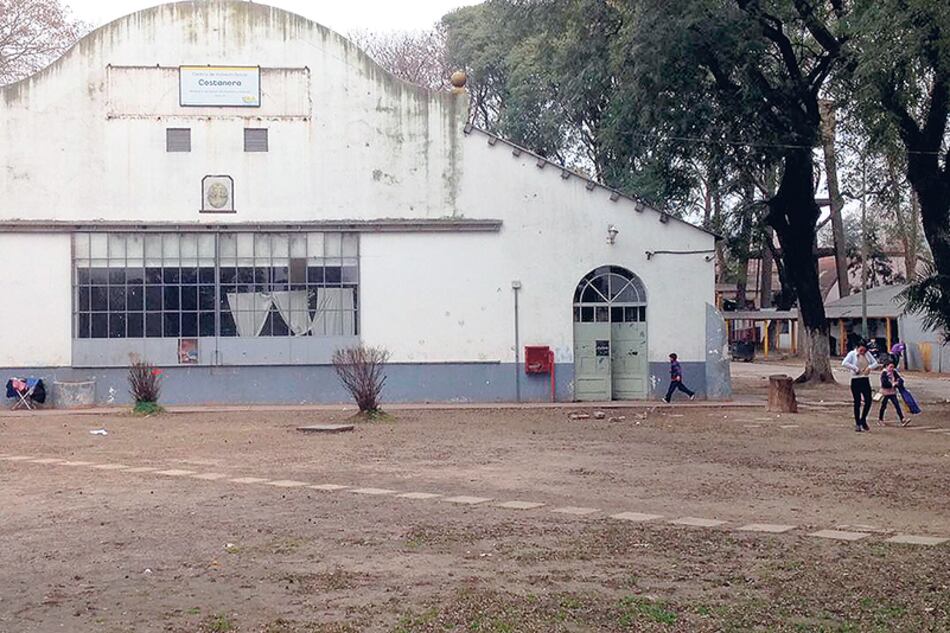 El Costanera Sur, tan frío como la calle, recibe a familias incluidos bebés, niñas y niños.
