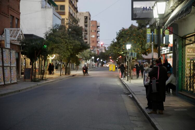Una calle de la capital tucumana, casi desierta, en plena cuarentena.