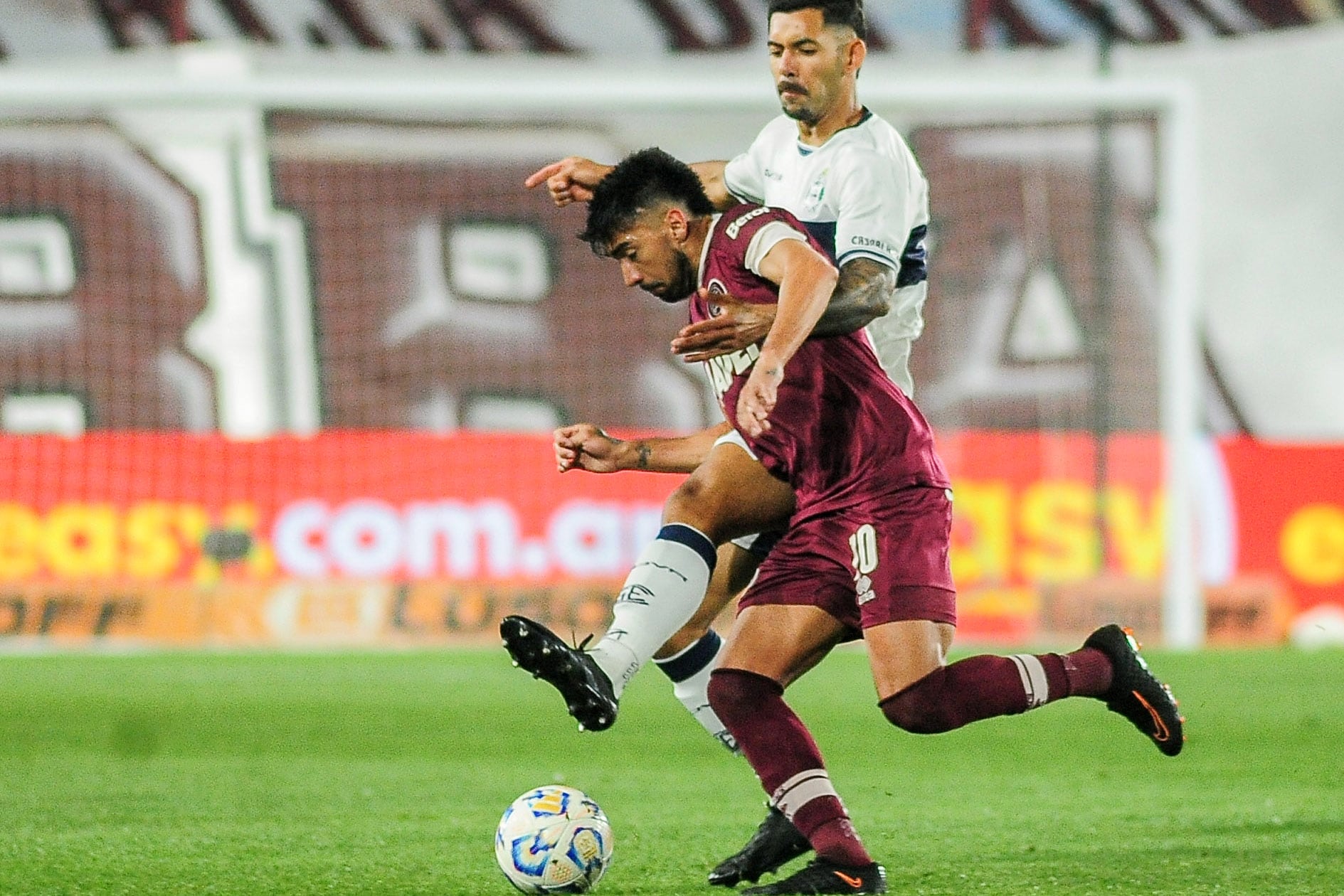 Marcelino Moreno aguanta la carga de Enzo Martínez, que se fue expulsado