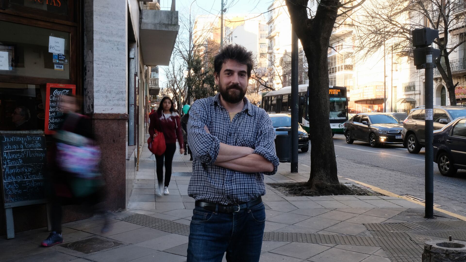 Santiago Moraes sacará su tercer disco solista: “En lo que parece común y corriente hay muchas historias”, dice.