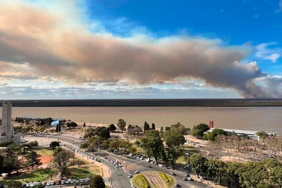 El frente de fuego es inmenso y el viento trajo todo el humo a Rosario.