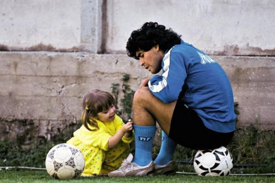 "Margaritas", el tema de Dalma Maradona sobre la foto con Diego, donde ella le pone flores a sus medias de fútbol.