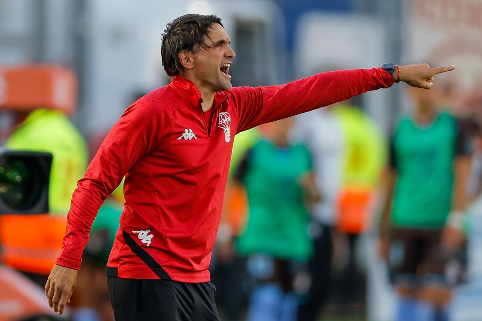 Diego Martínez salvó del descenso a Huracán y presentó su renuncia