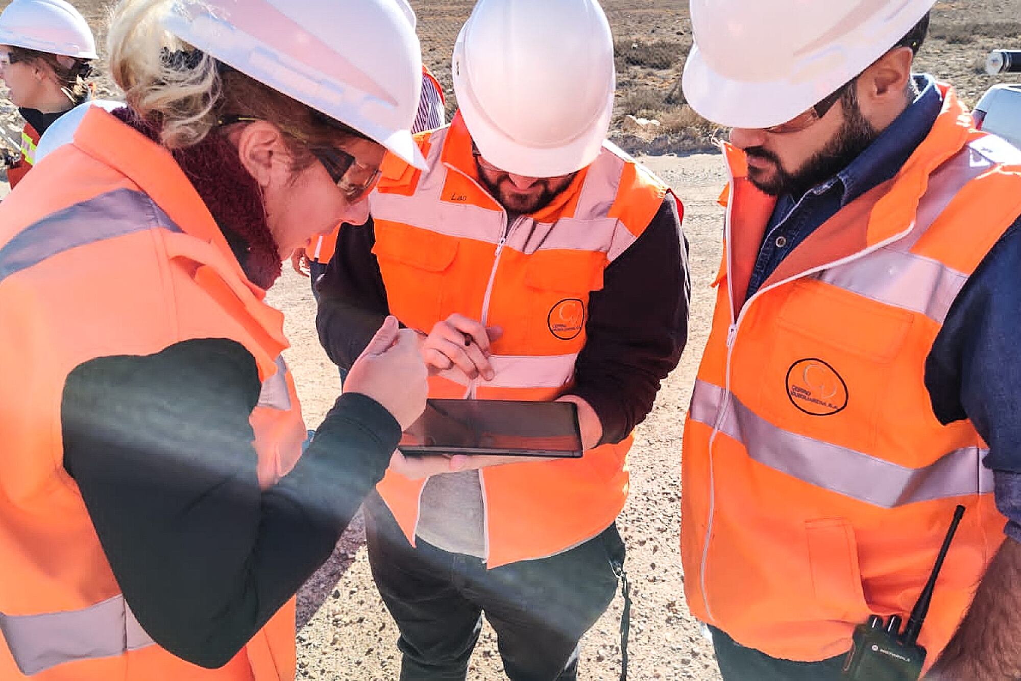 Verónica Gil Costa, directora del trabajo, presenció el funcionamiento del software en una de las empresas mineras de Santa Cruz.