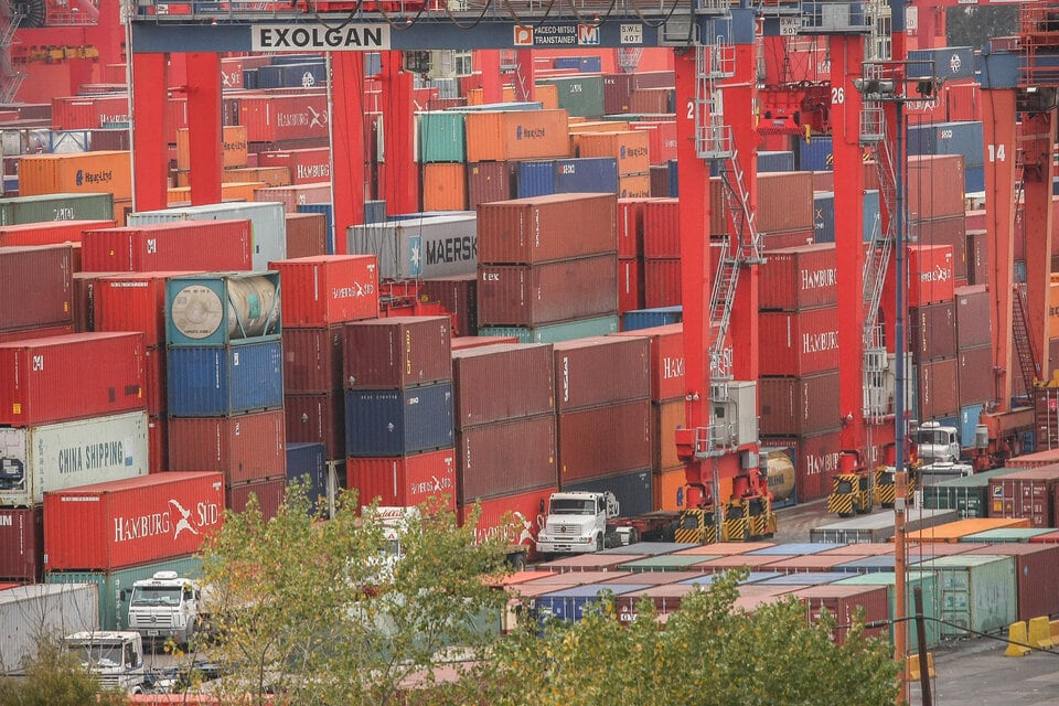 La Afip no controlará datos básicos de quienes deseen llevarse dólares para compras en el exterior.