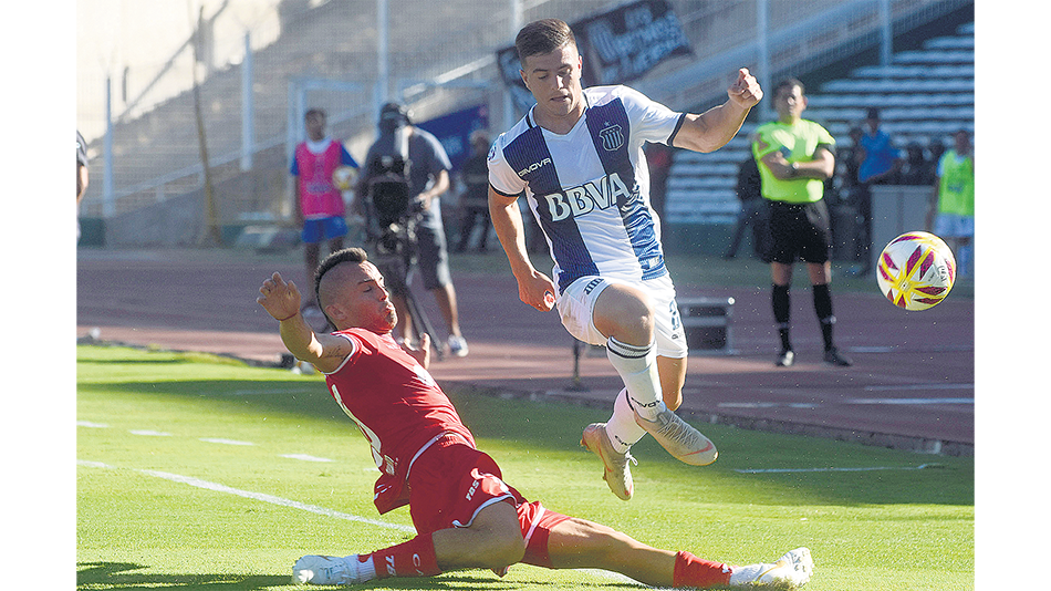 Bersano, que jugó su quinto partido en Primera, se le va a Chimino.