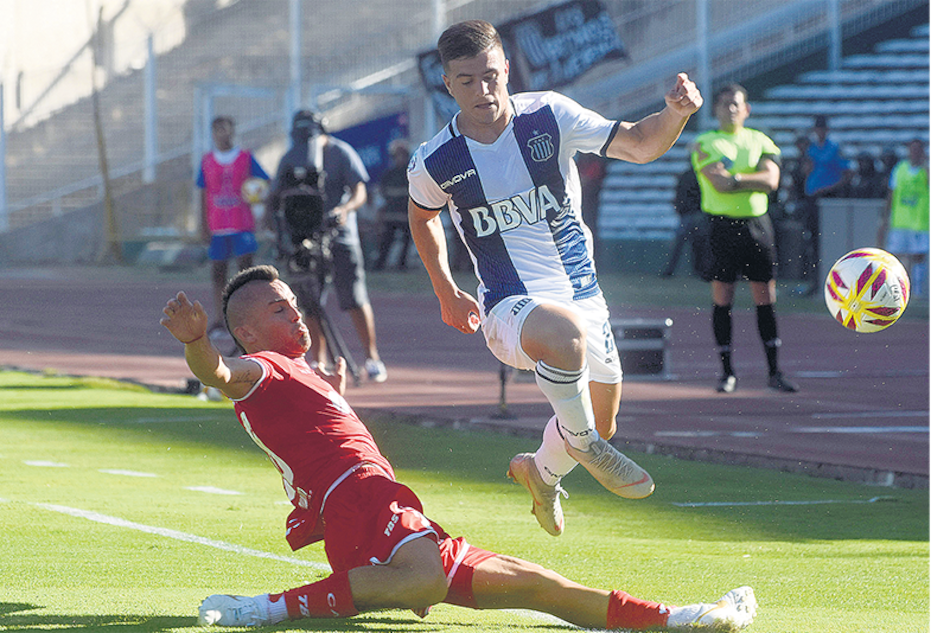 Bersano, que jugó su quinto partido en Primera, se le va a Chimino.