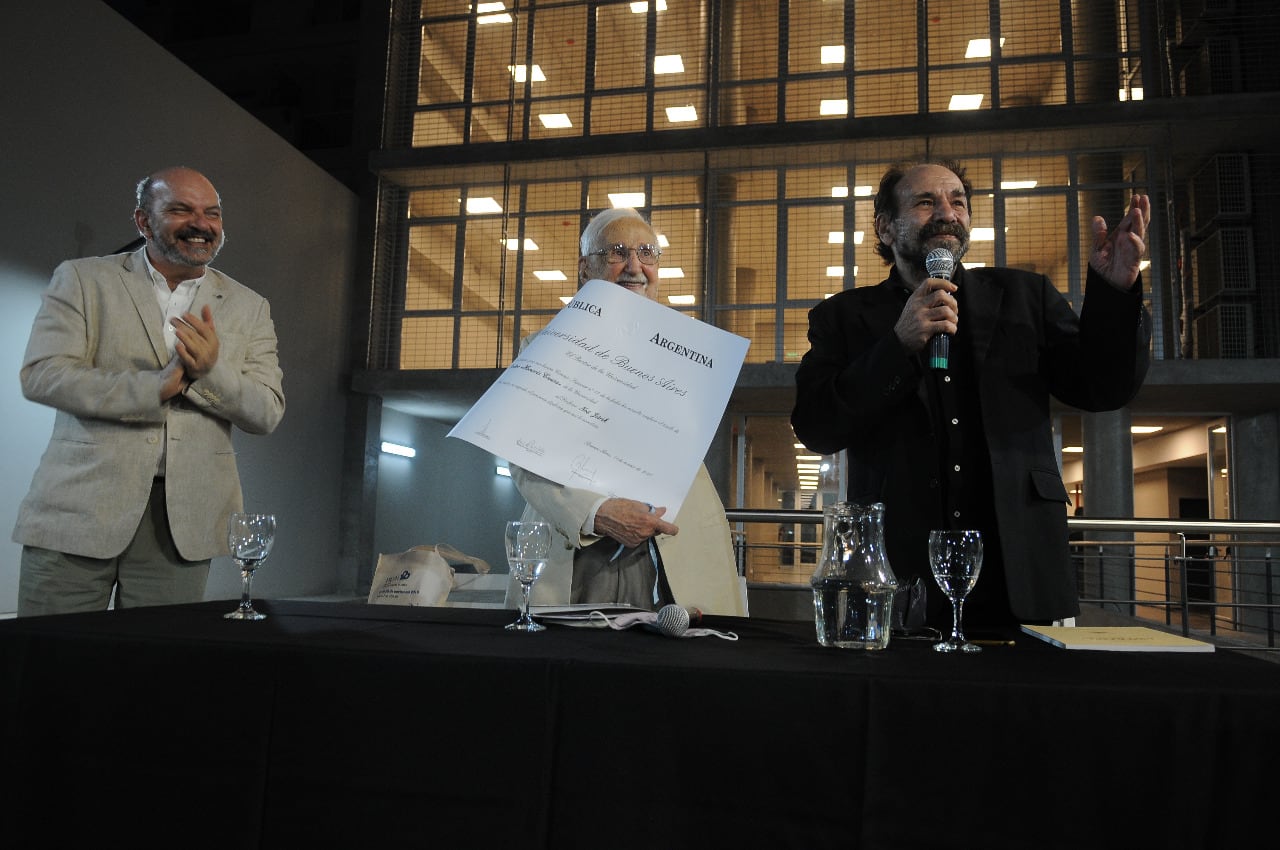 Jitrik junto al decano de la Facultad de Letras, Américo Cristófalo, y el profesor Pablo Rocca, de la Universidad de la República (Uruguay).