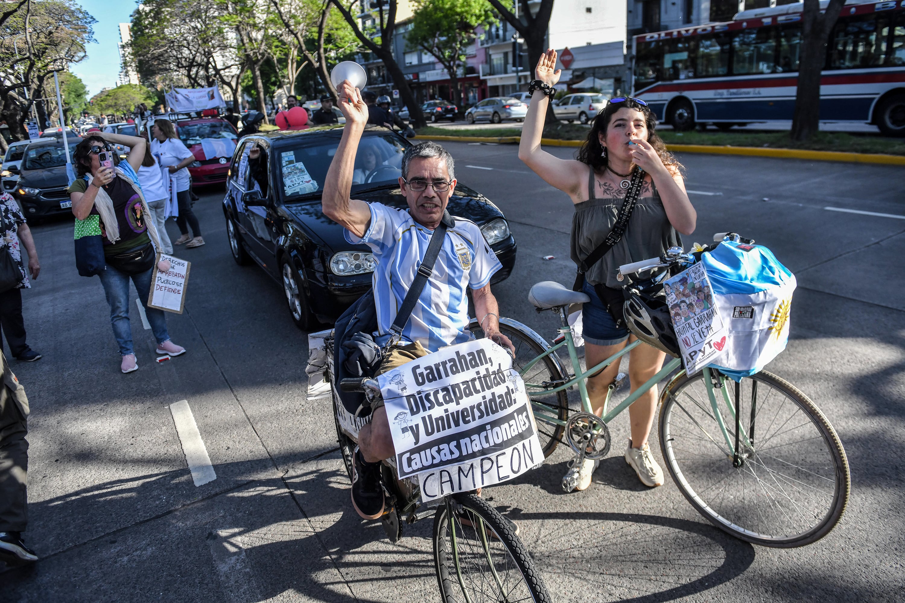 Una gran cantidad de autos y camionetas se congregaron desde las 14:30 en uno de los costados de la Plaza de los Dos Congresos.