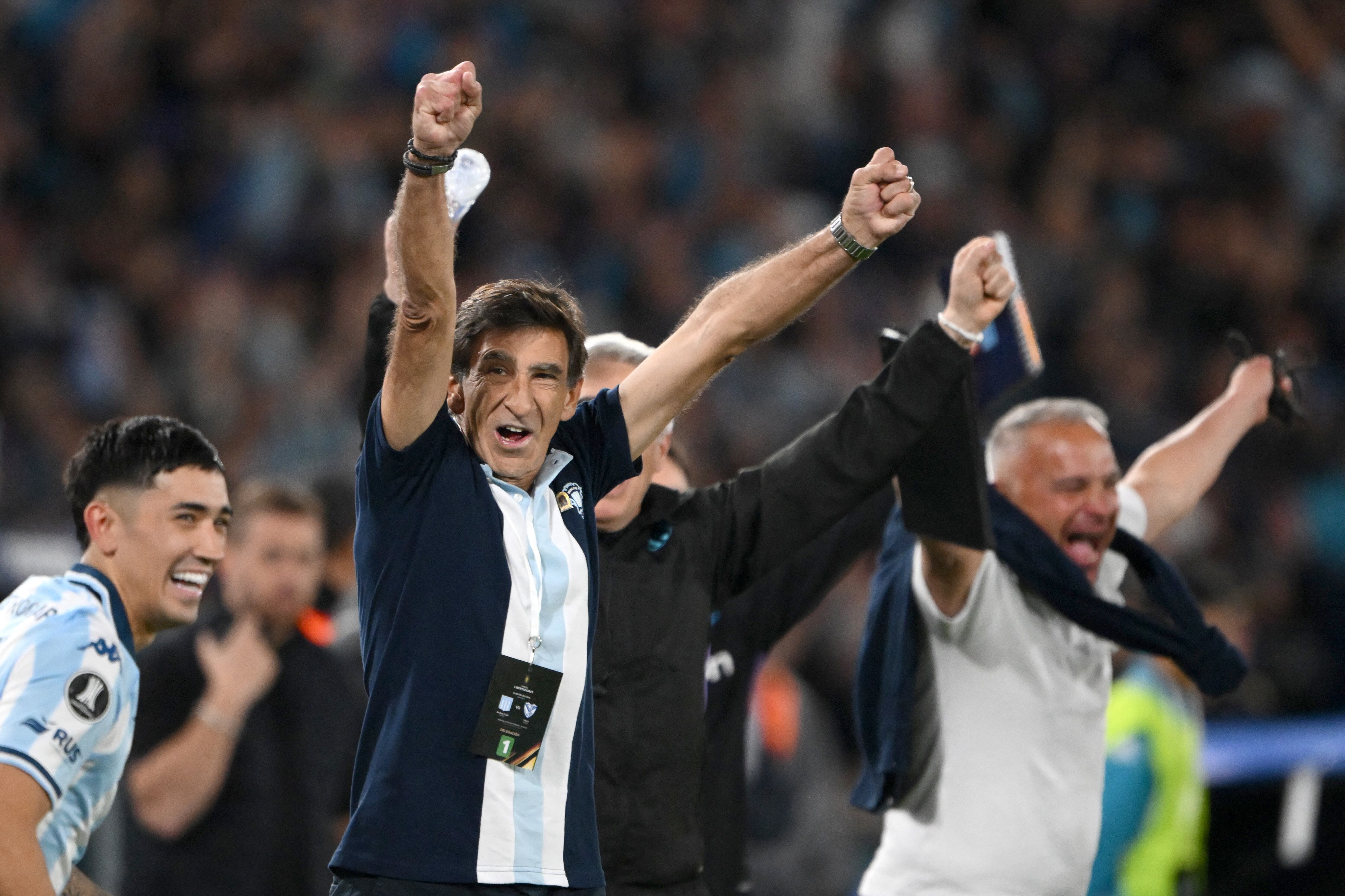 Costas festeja la clasificación a semis. El DT tiene un imán para las cámaras.