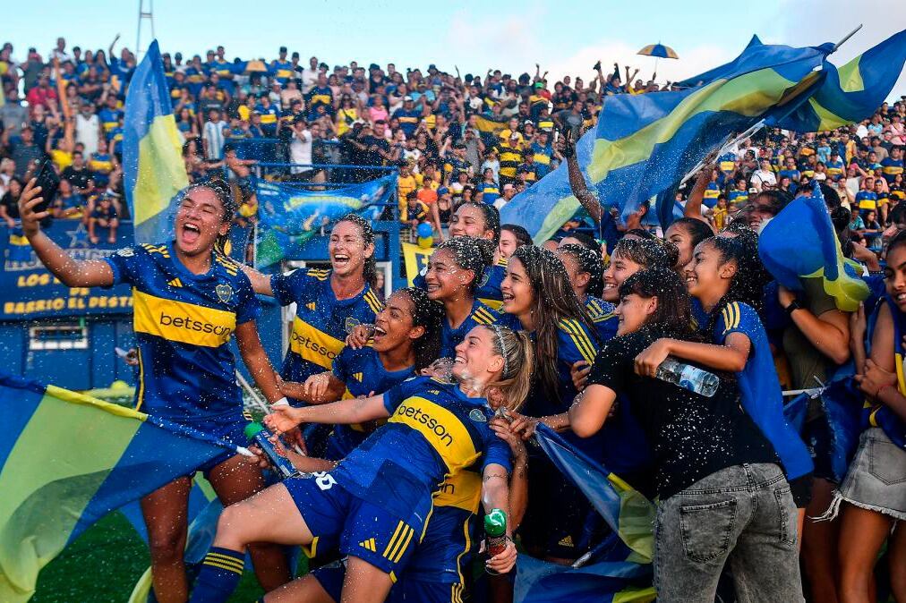 Las xeneizes campeonas de la Copa de la Liga femenina.