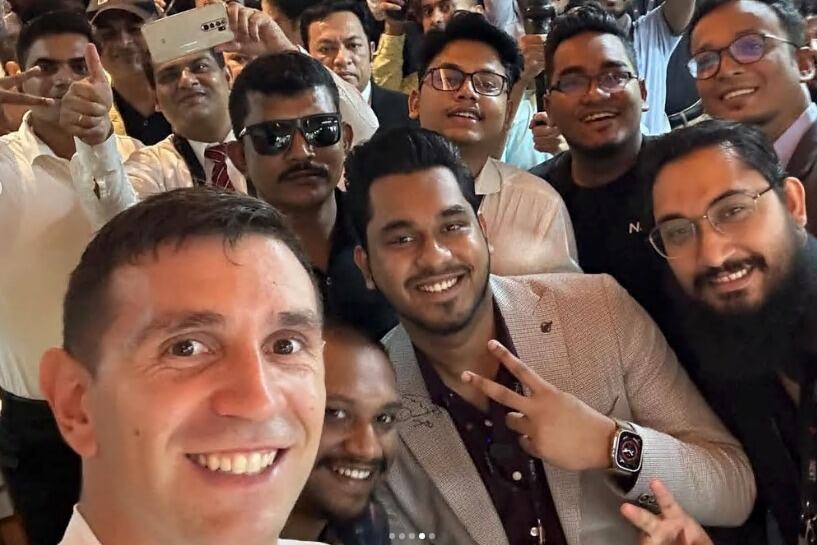 El Dibu y una selfie con la máxima estrella del criquet de Bangladesh