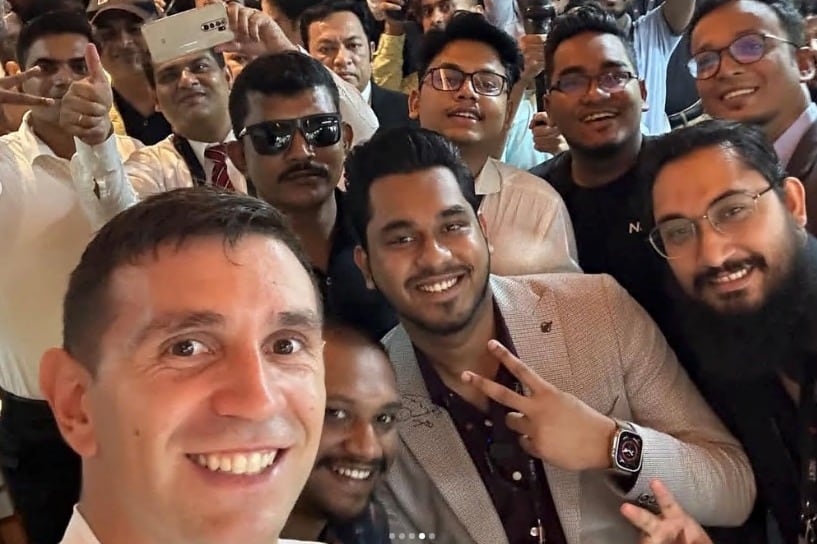 El Dibu y una selfie con la máxima estrella del criquet de Bangladesh