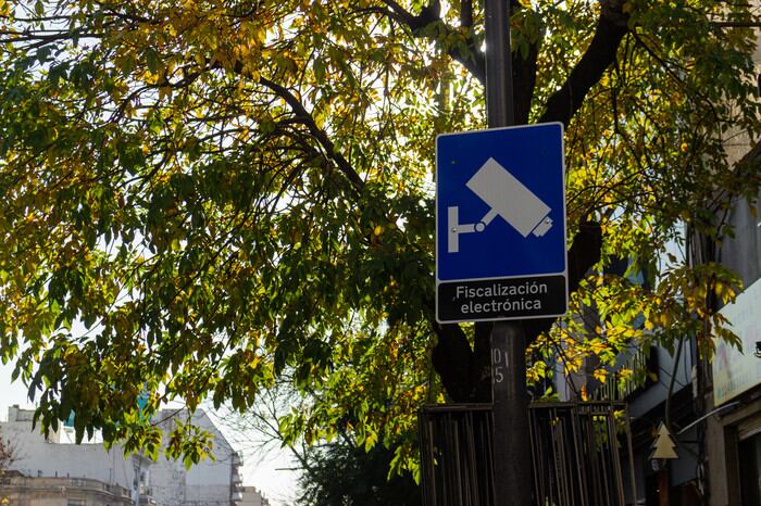 Las más de 200 cámaras colocadas por toda la Ciudad, cuya ubicación ya está señalizada, generarán un registro fotográfico de los infractores mientras estén manejando. (Foto: GCBA)