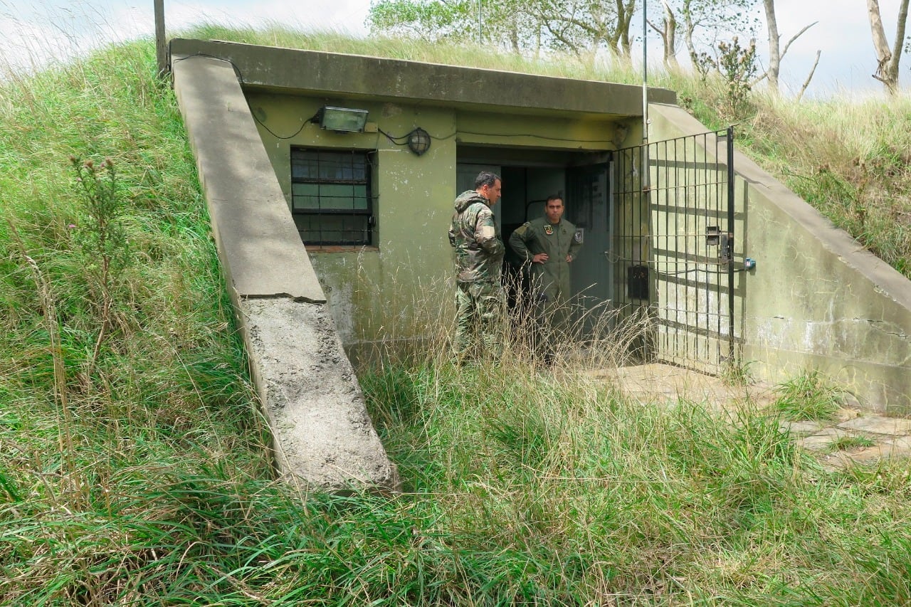 El CCD está instalado en un montículo de tierra y se accede a su interior por una puerta que está casi al ras del suelo.