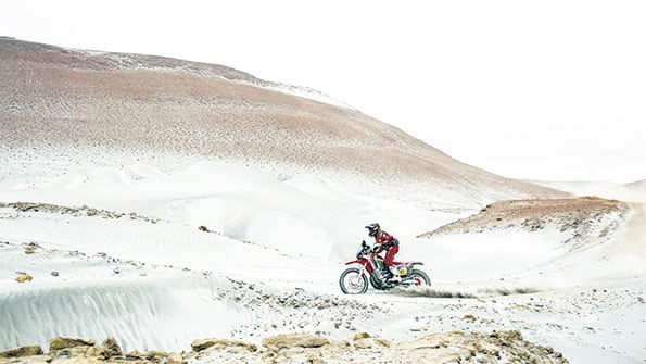 No fue un buen día para Kevin Benavides. Empezó segundo en la general de motos y terminó sexto.