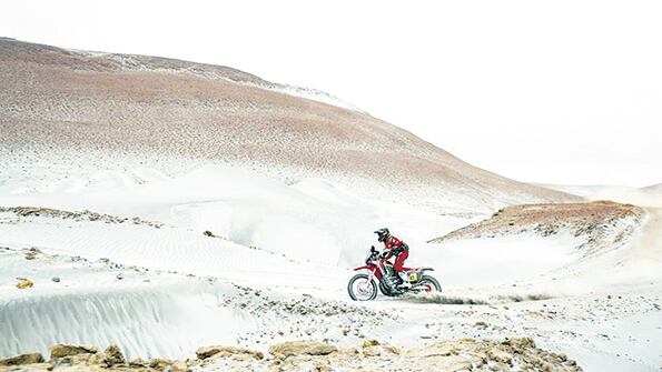 No fue un buen día para Kevin Benavides. Empezó segundo en la general de motos y terminó sexto.