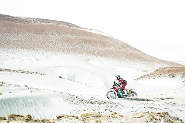 No fue un buen día para Kevin Benavides. Empezó segundo en la general de motos y terminó sexto.