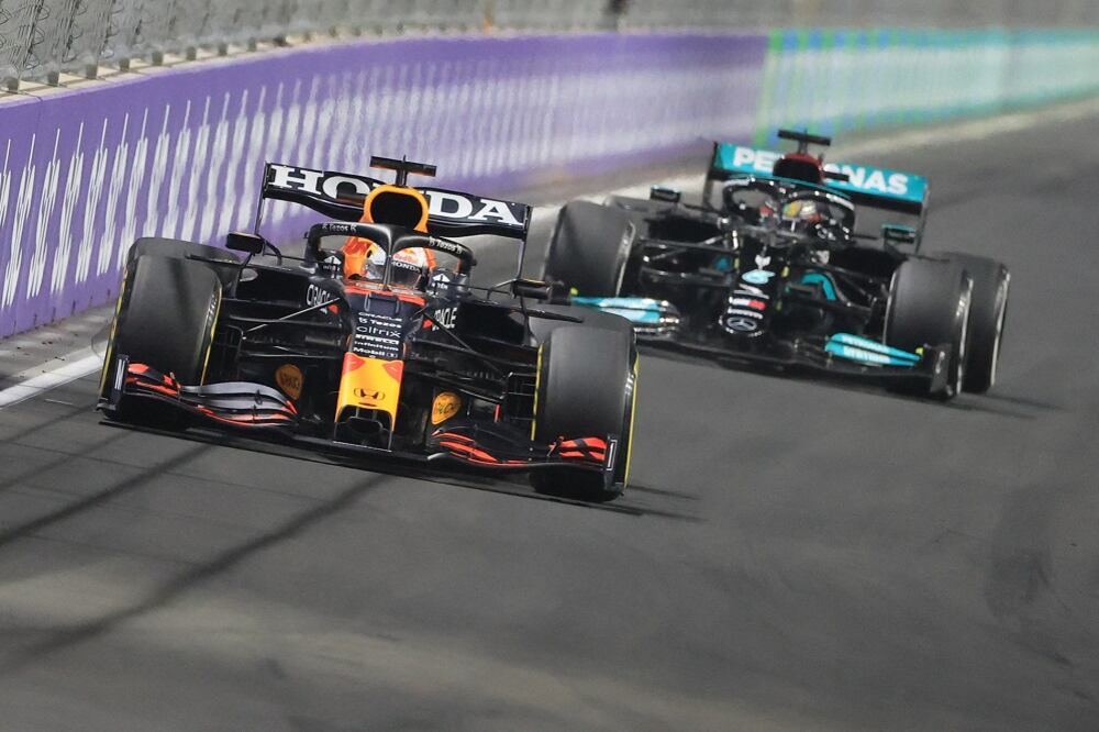 Verstappen y Hamilton protagonizaron una definición polémica en Abu Dhabi