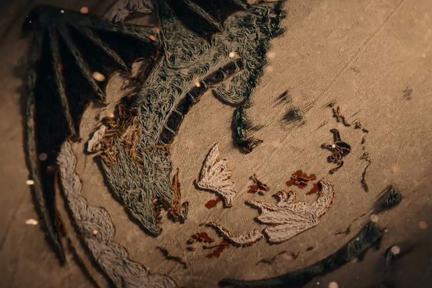 La apertura muestra escenas claves como la muerte de Lucerys.