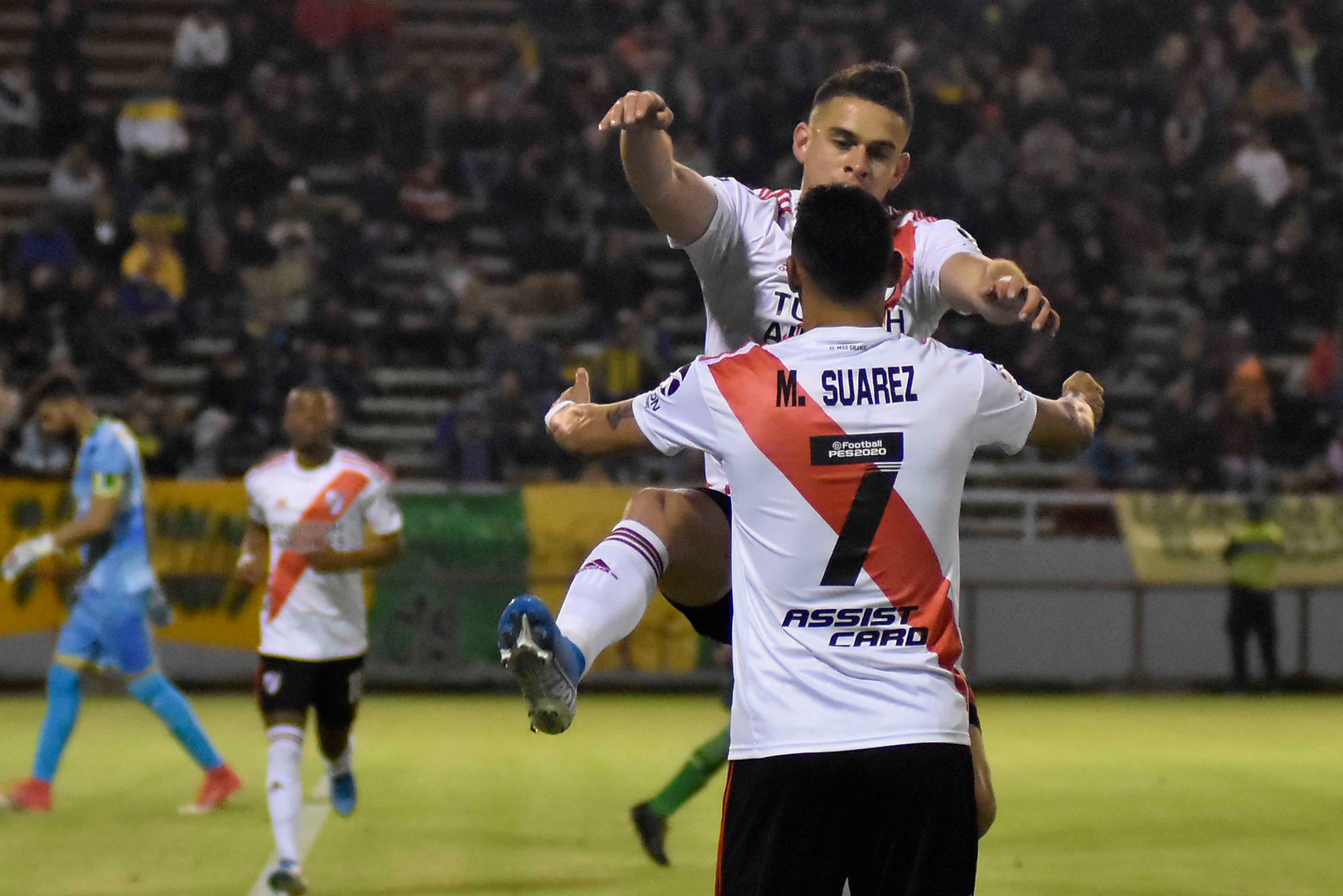 Borré abraza a Suárez mientras se acerca De La Cruz tras marcar el 1-0.