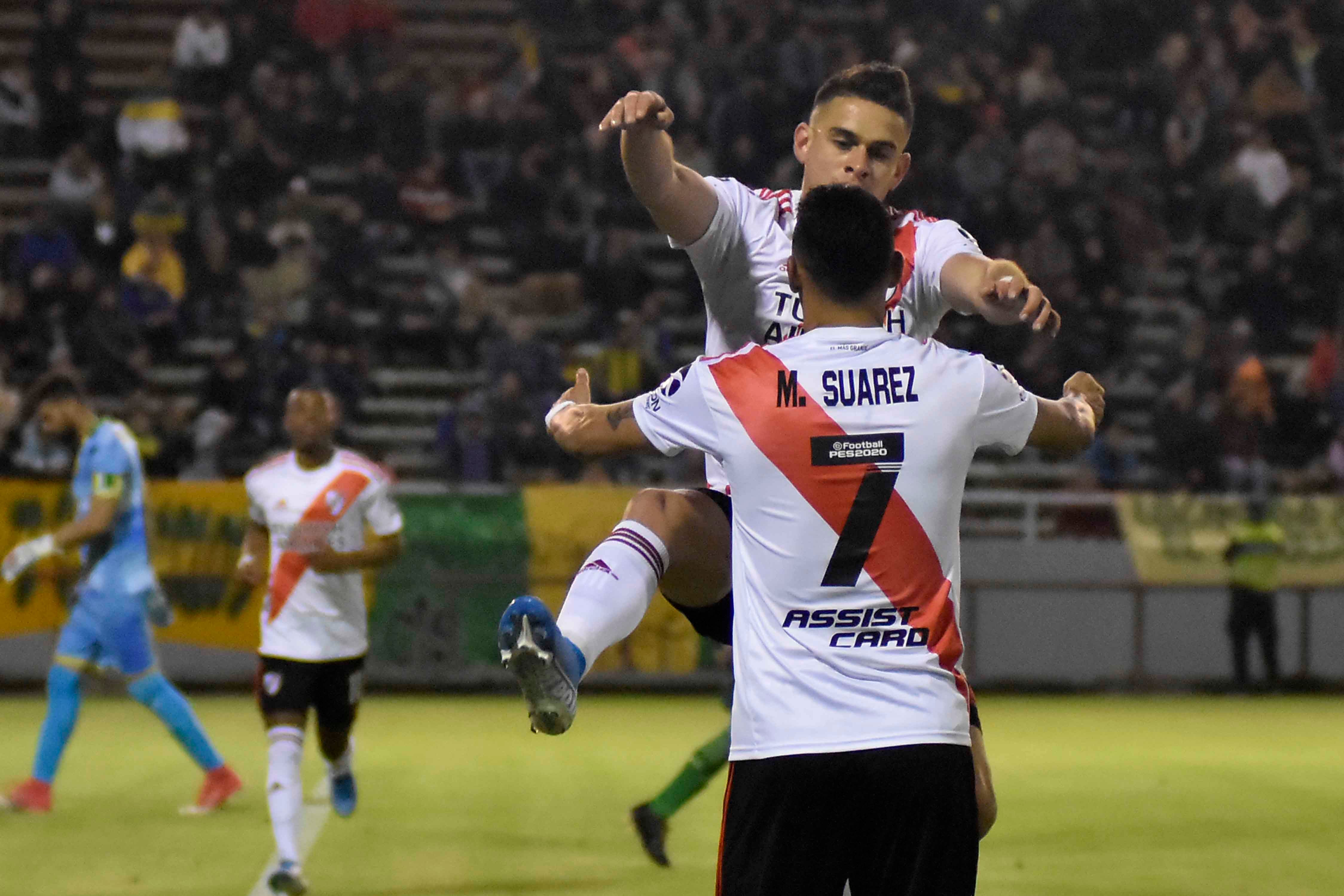Borré abraza a Suárez mientras se acerca De La Cruz tras marcar el 1-0.