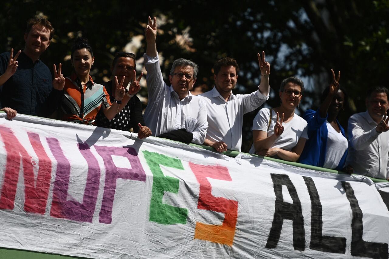 Cierre de campaña de Mélenchon en la capital francesa. Foto 2: Macron en un evento de campaña en París. (EFE)