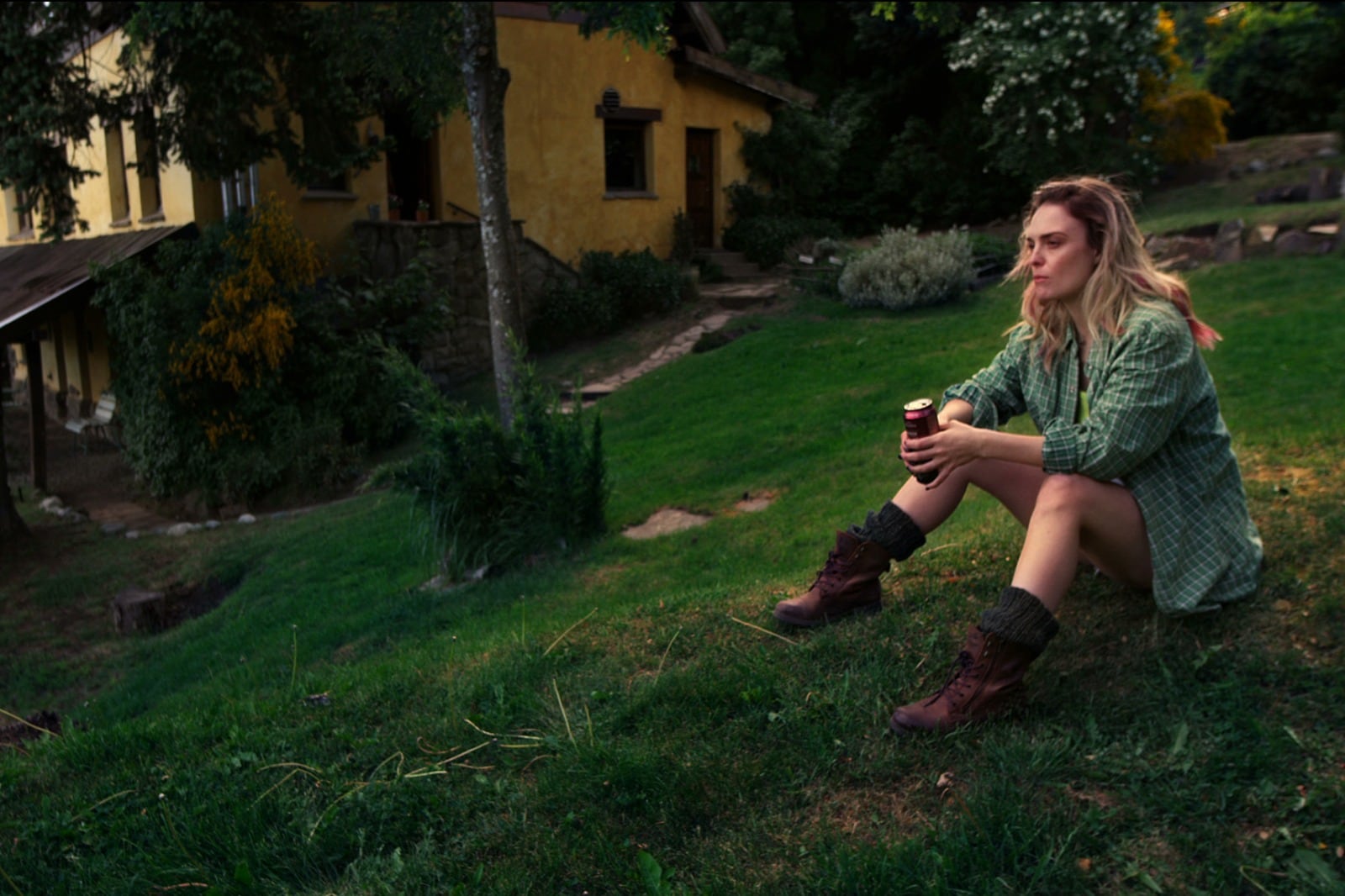 Alma es sorda de nacimiento y siente que su madre la trata injustamente.