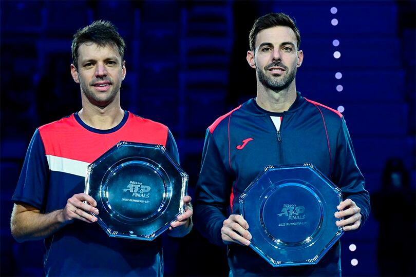 Horacio Zeballos y Marcel Granollers con el premio de finalistas.