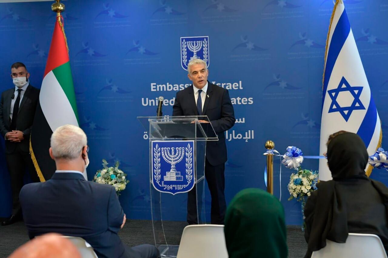 Lapid habla durante la inauguración de la embajada israelí en Abu Dhabi.