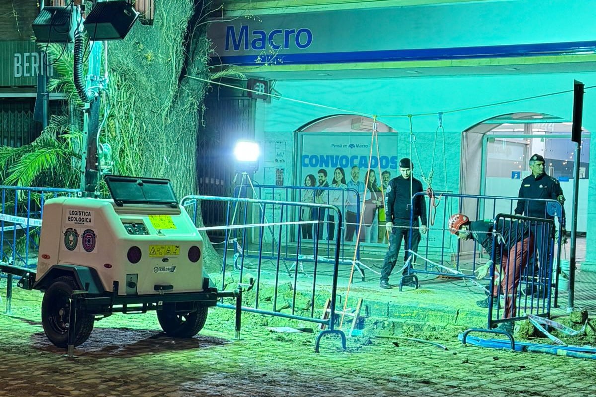 El bar tiene un depósito que linda con la bóveda del banco.