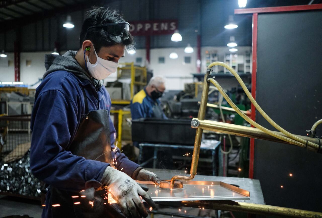 Las industrias operan al ciento por ciento en la mayor parte de la Argentina.