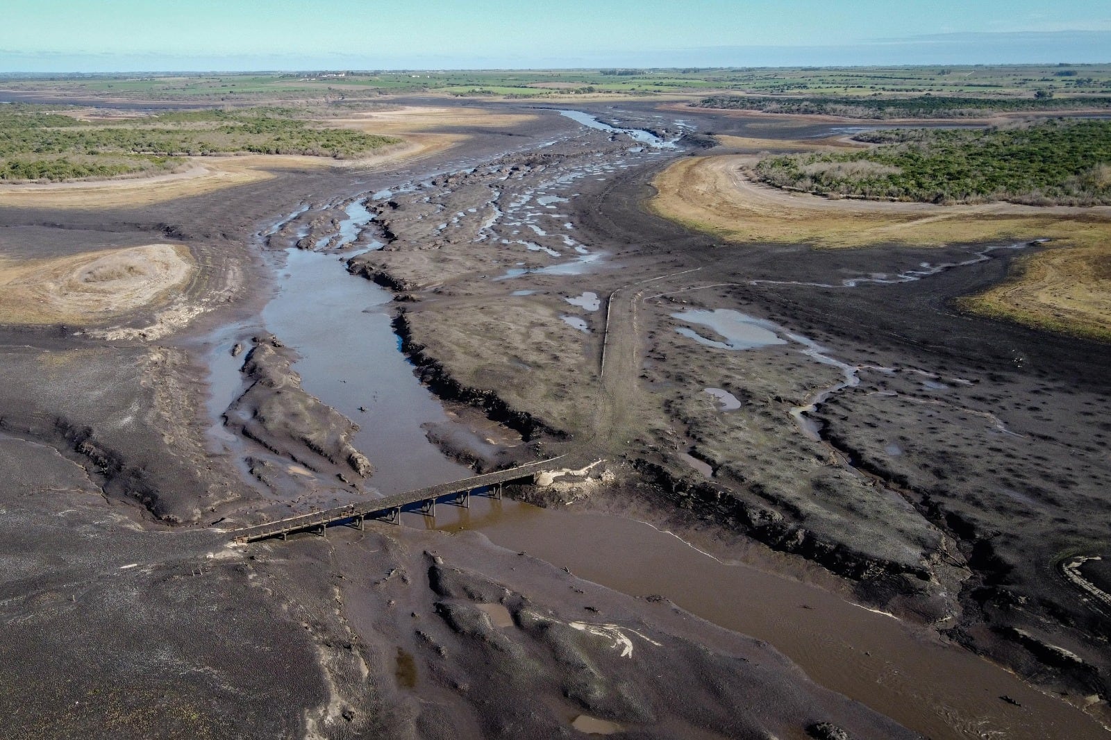 Imagen del embalse Paso Severino afectado por la sequía, en Canelones, Uruguay.