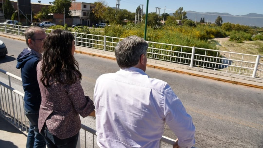 Funcionarios durante la recorrida por la costanera del río Arenales. 