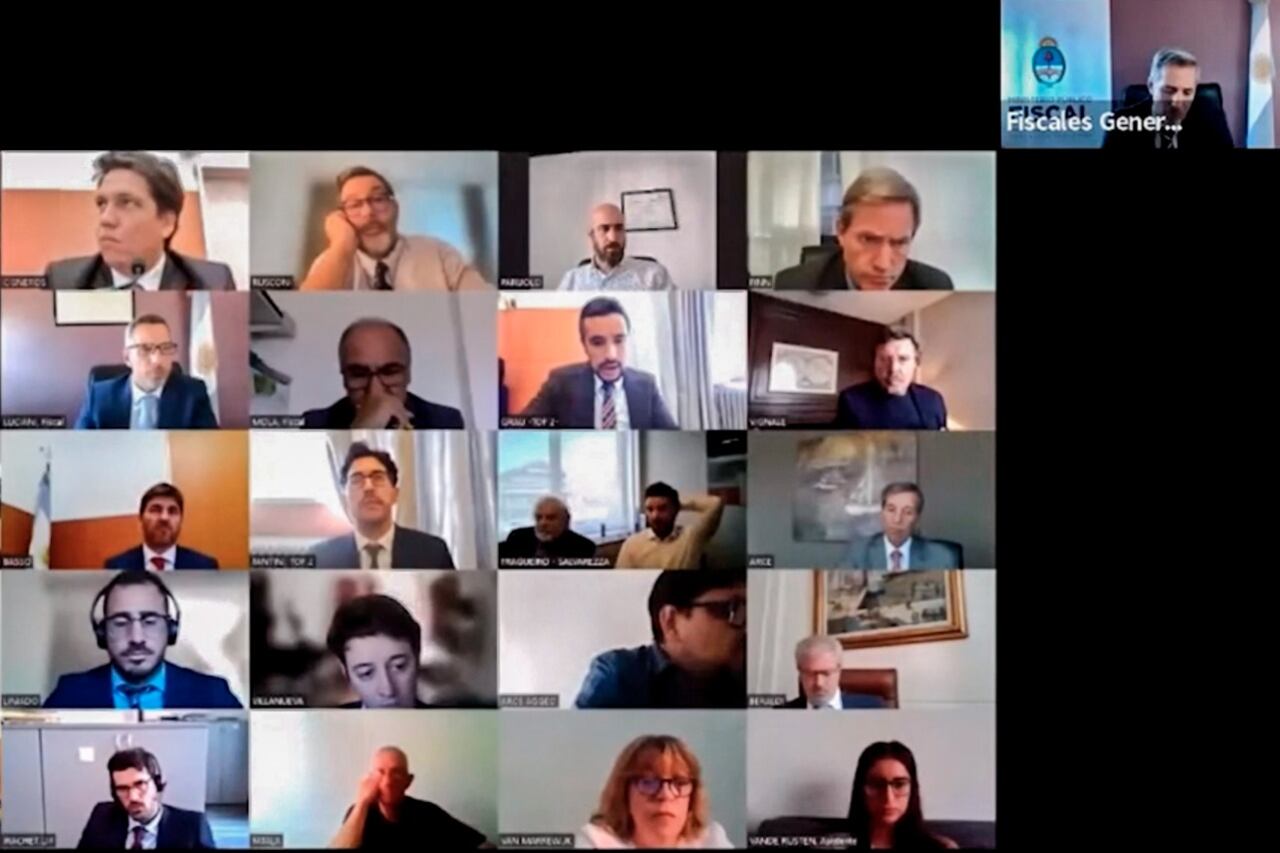 El fiscal Luciani en el margen superior durante la transmisión de la audiencia.