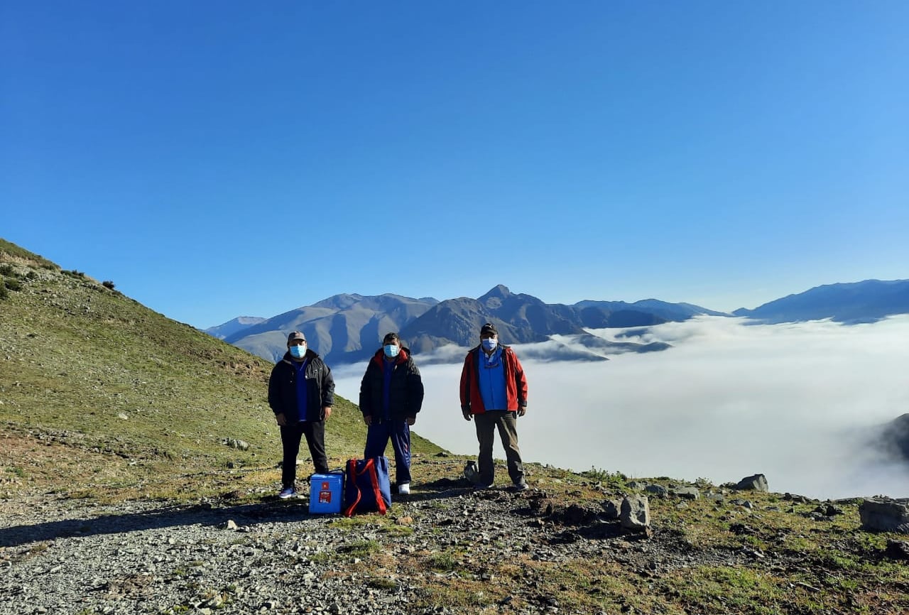 Agentes sanitarios en el departamento Iruya, en las caminatas para vacunar. 