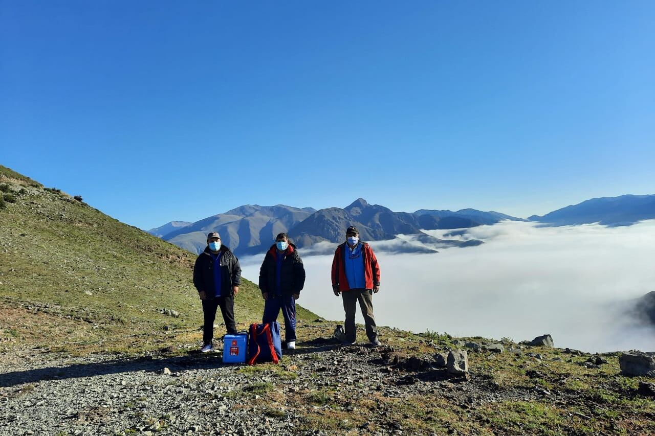 Agentes sanitarios en el departamento Iruya, en las caminatas para vacunar.
