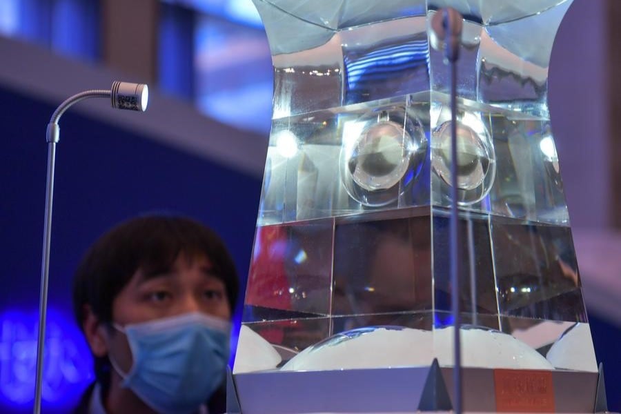 China encontró un tipo de mineral enriquecido con agua en su estructura molecular en muestras traídas de la Luna