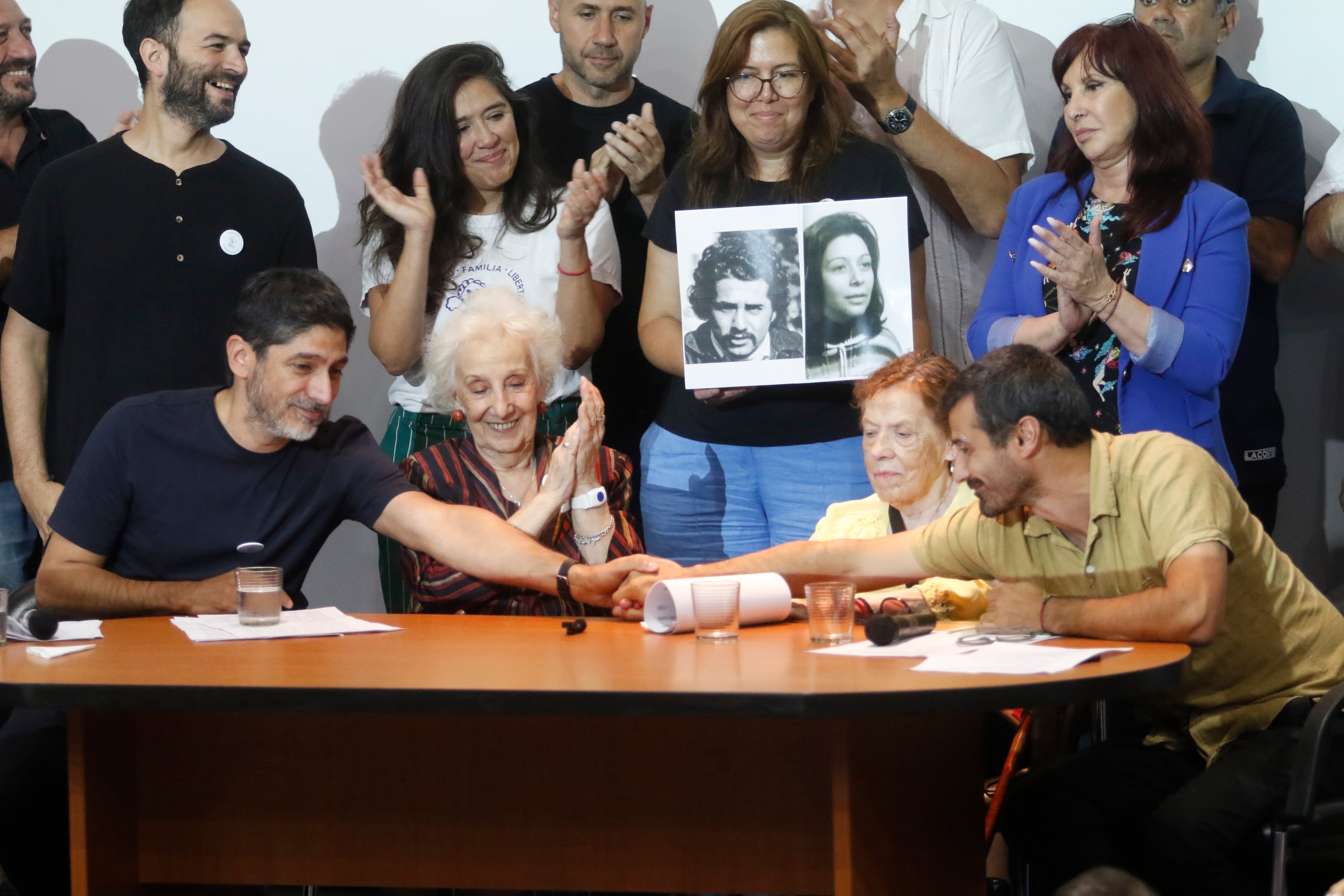 Momento de festejo en la conferencia en la ex Esma.