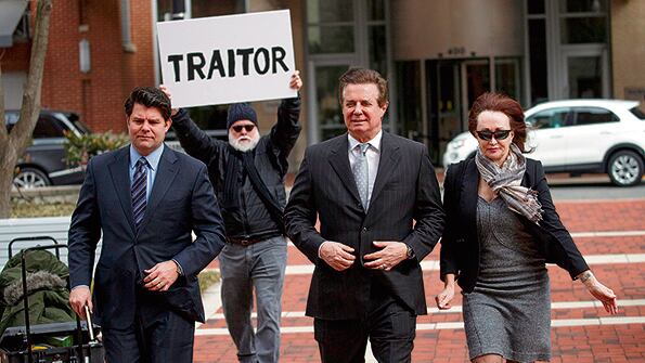 Manafort (centro) llega a una presentación judicial en Alexandria junto a su mujer.