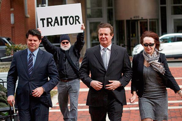 Manafort (centro) llega a una presentación judicial en Alexandria junto a su mujer.
