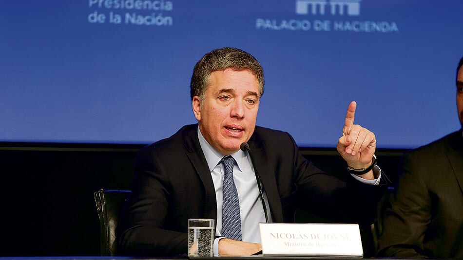 Nicolás Dujovne, ministro de Hacienda, naturalizó la recesión, que se encamina a ser la peor desde la crisis de 2001-2002.