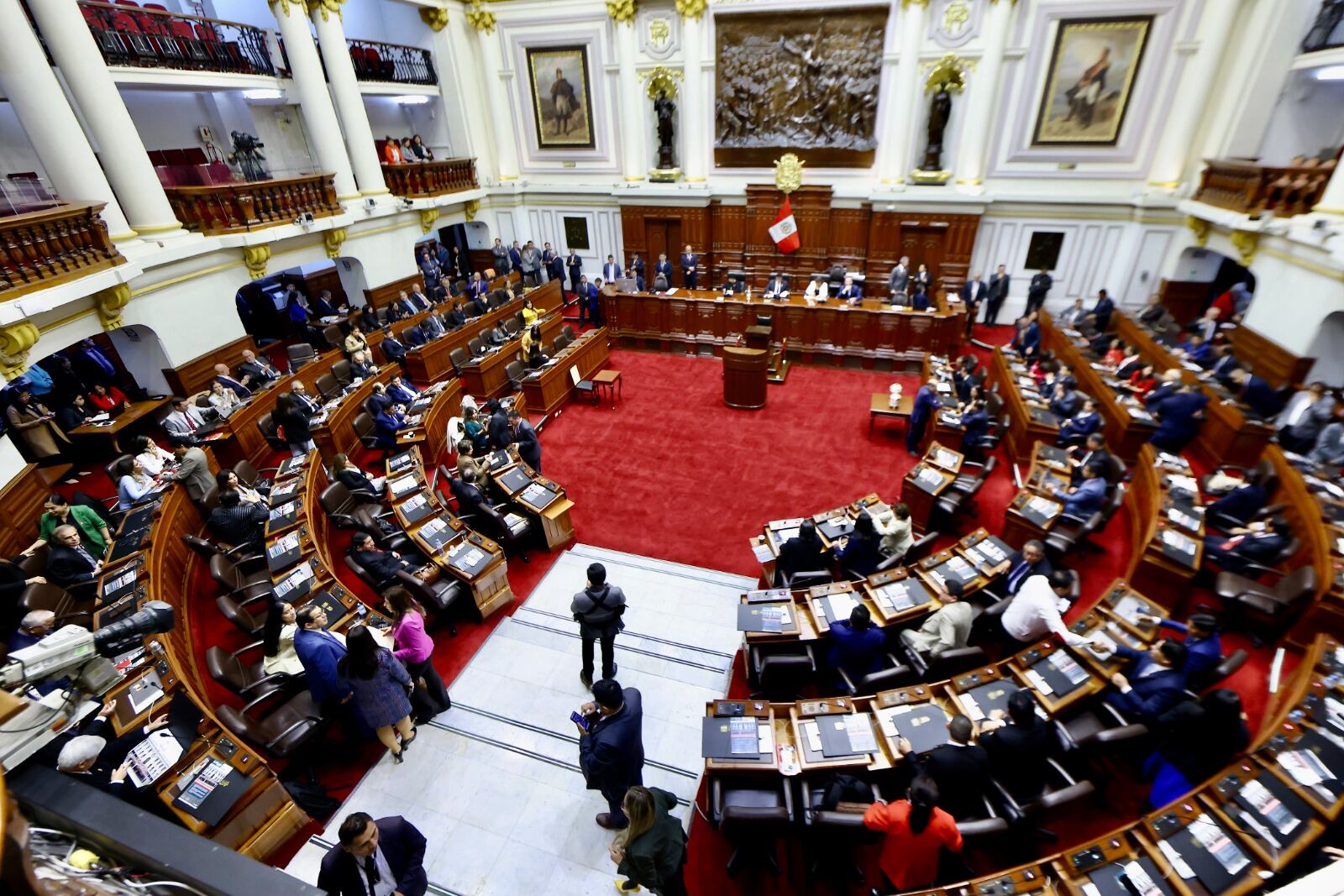 En el Congreso de Perú suceden alianzas insólitas.