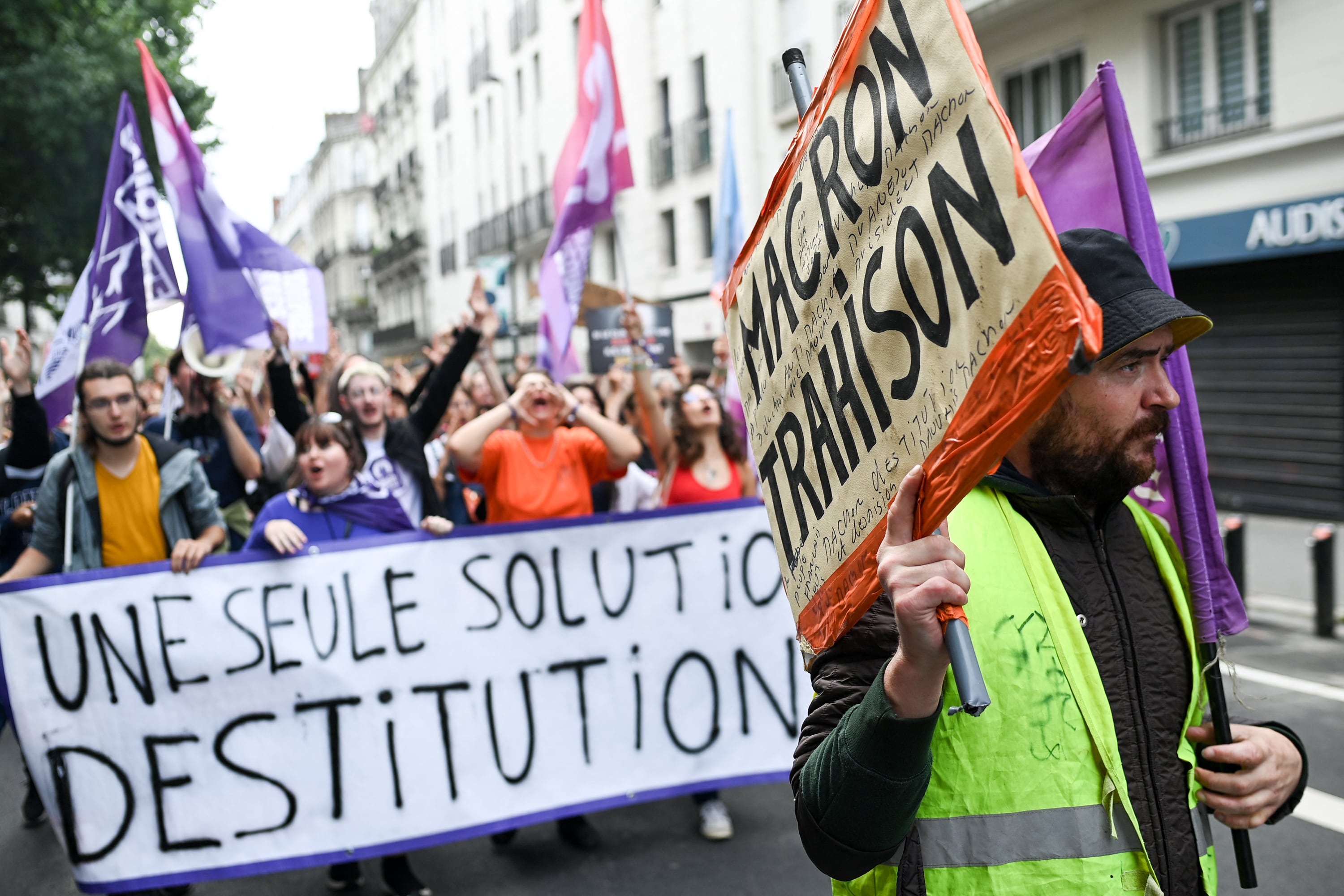 Protesta contra Macron y Barnier en Nantes, Francia.