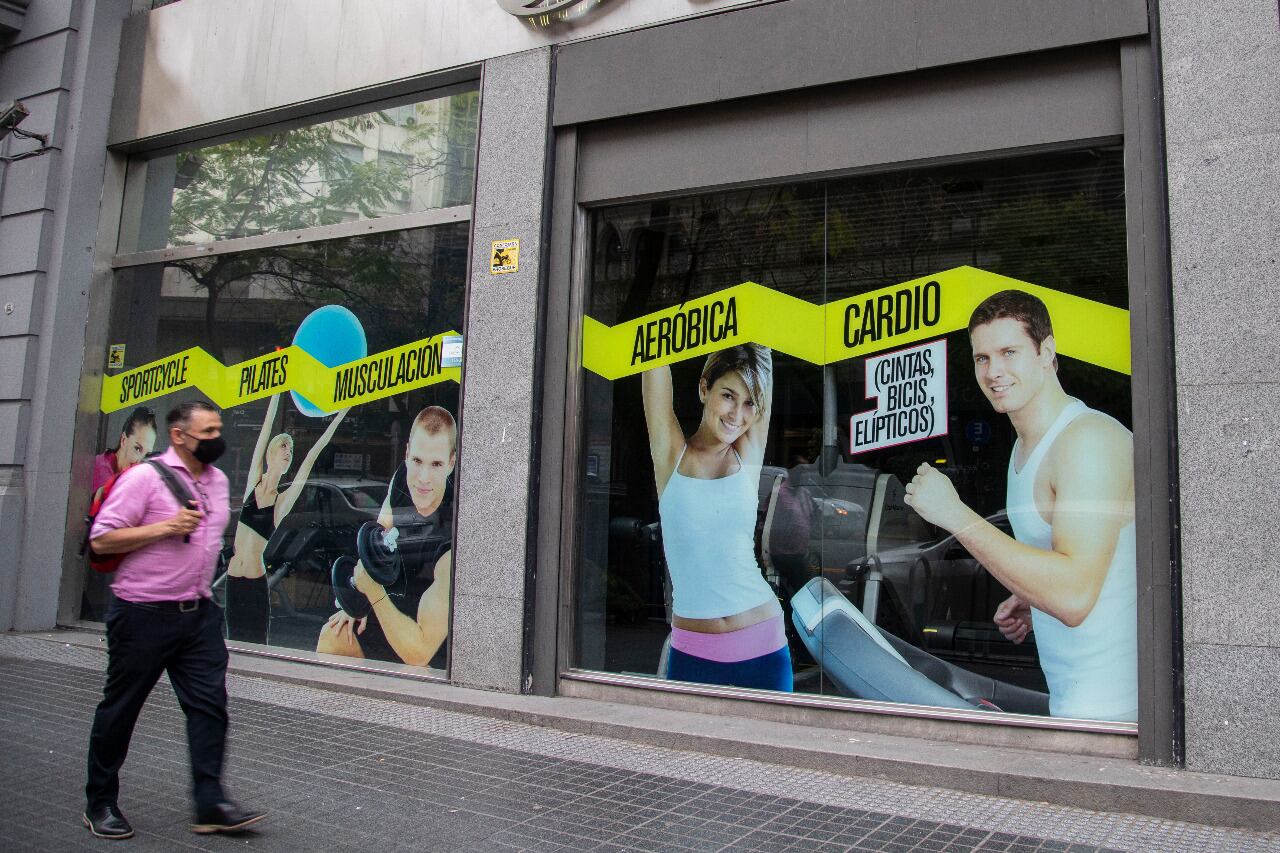 En las próximas 48 horas habrá que definir las restricciones que, indudablemente, se deberán imponer porque el actual ritmo de contagios conduce al colapso sanitario.